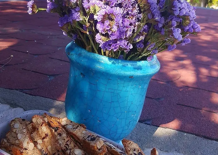 מלון Madam Eleni 3*