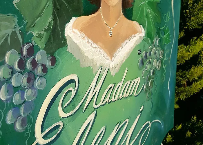 Madam Eleni בוזקאדה