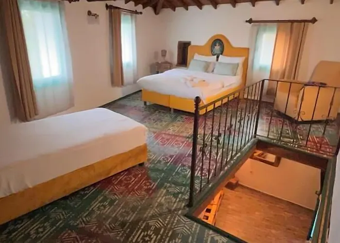 Madam Eleni מלון בוזקאדה