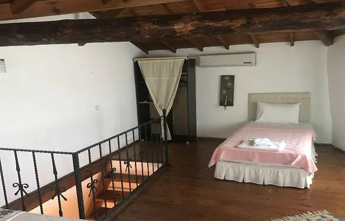 Madam Eleni מלון